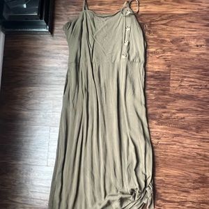Size large mid dress with 3 buttons and scrunched side